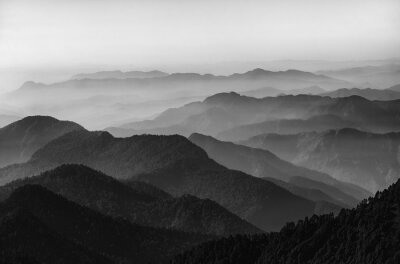 Tableau  collines noires et blanches dans le brouillard