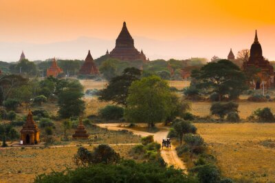 Tableau  Coucher de soleil à Bagan, Myanmar. Bagan est une ville ancienne avec des milliers de temples antiques au Myanmar.