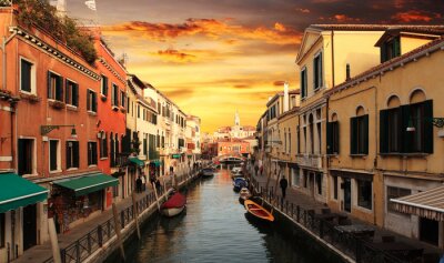 Tableau  Coucher de soleil entre les rues de Venise