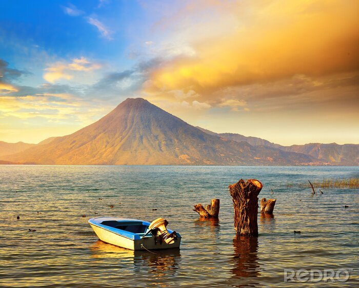 Tableau  Coucher de soleil magnifique au bord du lac Atitlan près du volcan.