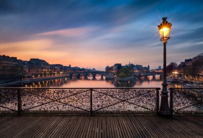 Coucher de soleil sur un pont à Paris