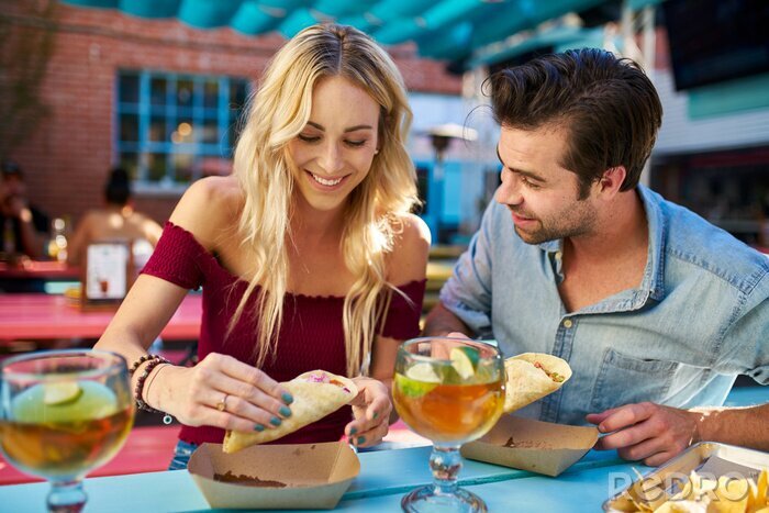 Tableau  couple romantique, manger des tacos de la rue au restaurant mexicain en plein air