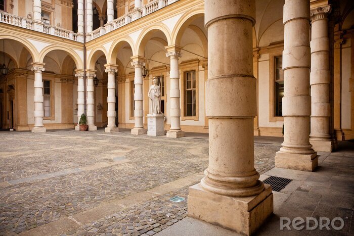 Tableau  Cour au milieu des colonnes