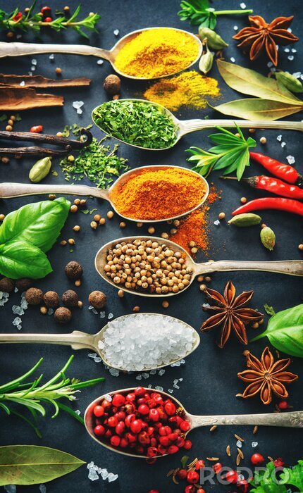 Tableau  Cuillères avec des épices sur un fond sombre