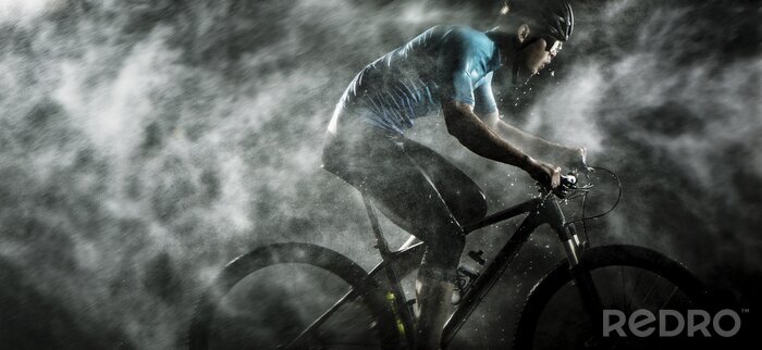 Tableau  Cycliste vélo en VTT avec pluvieux, brumeux sur fond noir.