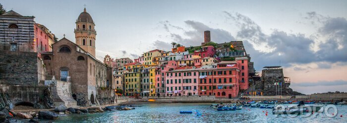 Tableau  De belles maisons dans une ville portuaire