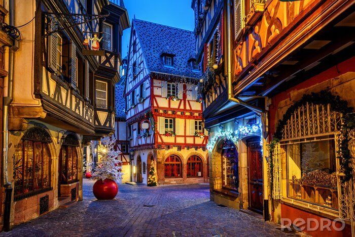 Tableau  Décorations de Noël traditionnelles et illumination dans la vieille ville de Colmar, Alsace, France