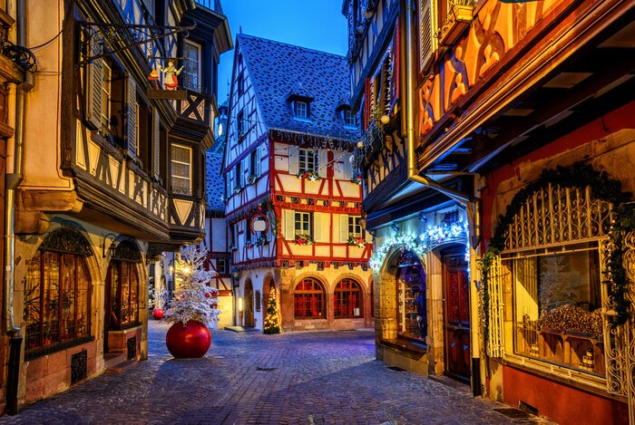 Tableau  Décorations de Noël traditionnelles et illumination dans la vieille ville de Colmar, Alsace, France