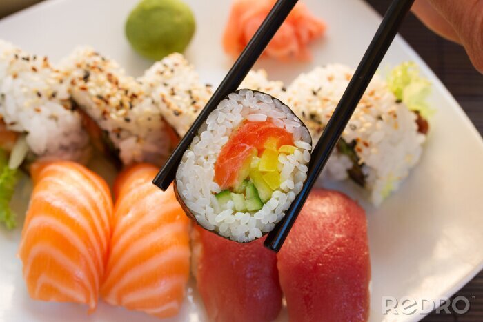 Tableau  déjeuner avec plat de sushi