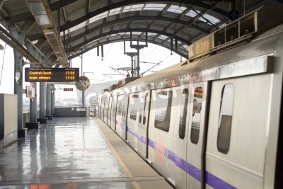 Tableau  Delhi, Inde - Mars 03, 2012: la station de métro de Delhi à Delhi. Réseau de métro de Delhi se compose de six lignes d'une longueur totale de 189,63 km (117.83 mi) avec 142 stations