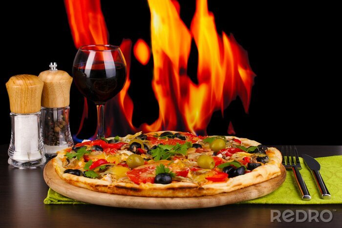 Tableau  Délicieuse pizza avec un verre de vin rouge et épices