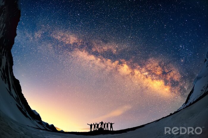 Tableau  Des étoiles scintillantes au-dessus d'un groupe de personnes