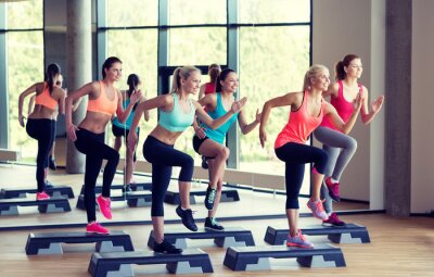 Tableau  Des femmes heureuses faisant de l'exercice dans une salle de sport