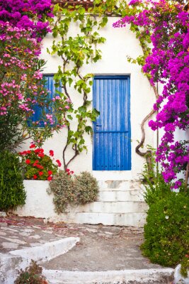 Des fleurs violettes près d'une fenêtre