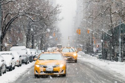 Des taxis descendent sur la 5ème avenue enneigée lors d'une tempête hivernale dans le nord de New York