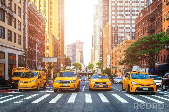 Tableau  Des taxis jaunes attendent le feu vert au carrefour des rues de New York pendant la journée ensoleillée d'été