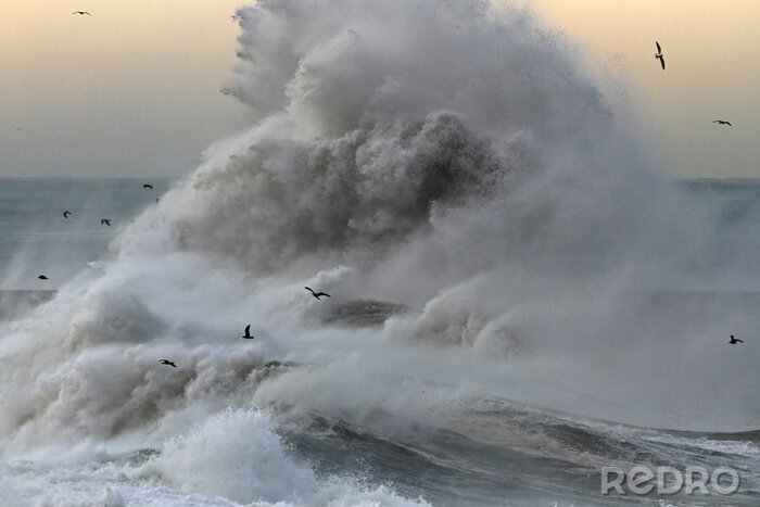 Tableau  Des vagues orageuses au bord de la mer