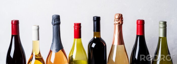Tableau  Dessus de différentes sortes nouvelles bouteilles de champagne, blanc, vin rouge sur fond clair