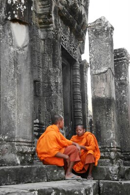 Tableau  deux jeunes moines sur fond temple