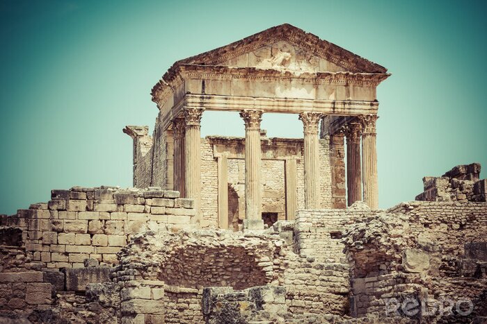Tableau  Dougga, Ruines romaines: Un site du patrimoine mondial de l'Unesco en Tunisie