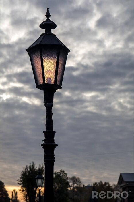 Tableau  Éclairage de la rue au lever du soleil. Lanterne de rue classique dans la ville moderne.