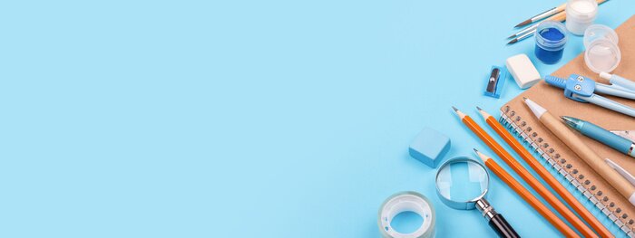 Tableau  École stationnaire sur fond bleu. Cahier, stylos, crayons et autres outils. Bannière pour le site.