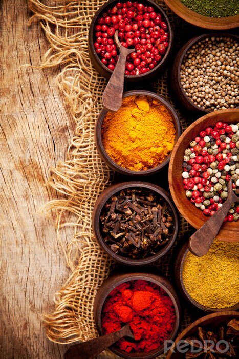 Tableau  Épices colorées sur une table en bois