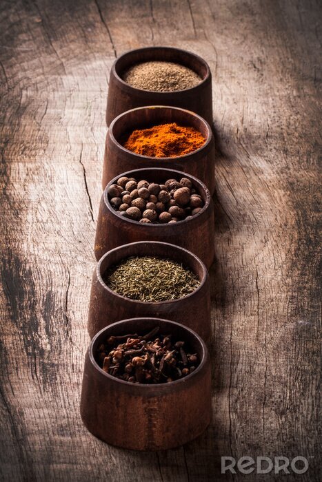 Tableau  Épices dans de petits bols en bois