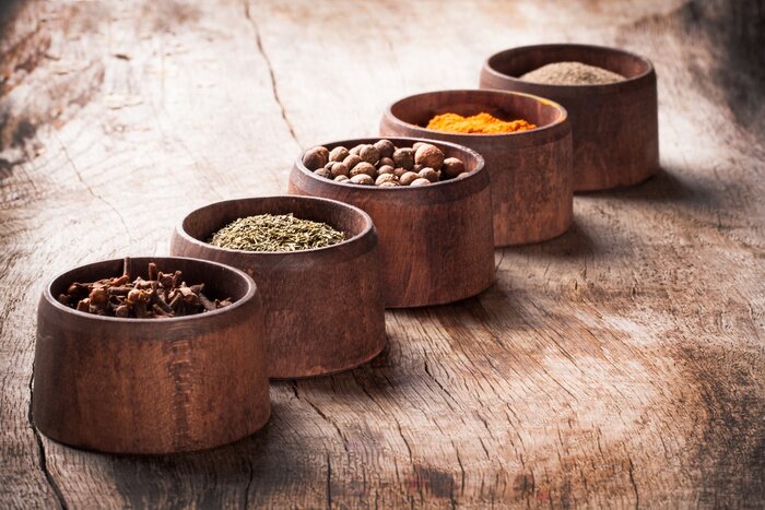 Tableau  Épices dans des bols en bois