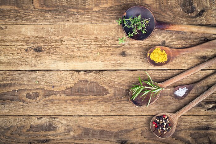 Tableau  Épices sur des cuillères en bois