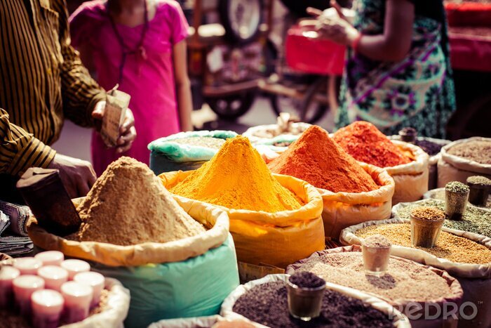 Tableau  Épices traditionnelles et de fruits secs dans le bazar local en Inde.