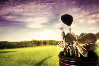 équipement de golf, clubs au coucher du soleil sur terrain de golf
