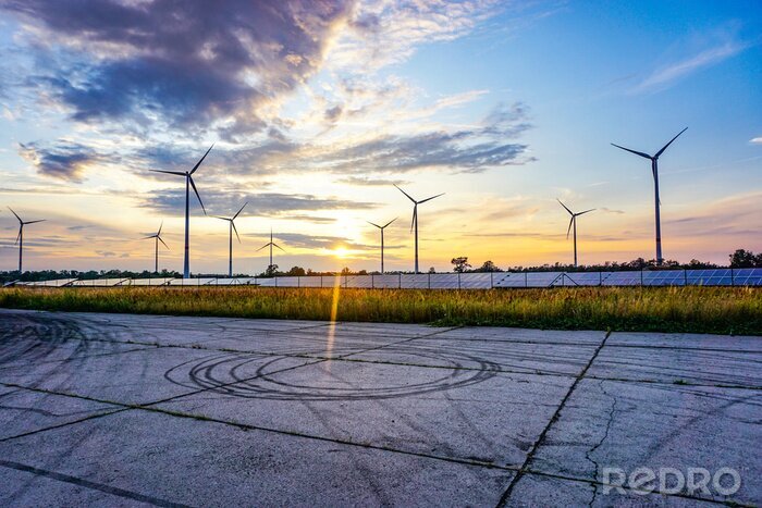 Tableau  Erneuerbare Energie - Windräder / Windmühlen erzeugen Umwelt freundliche Energie. - Windpark & Photovoltaik Anlage produzieren Windenergie & Sonnenenergie bei Abendrot