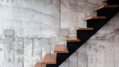 Tableau  Escalier de structure moderne avec étape en bois et fond de texture béton avec fond gratuit pour votre texte