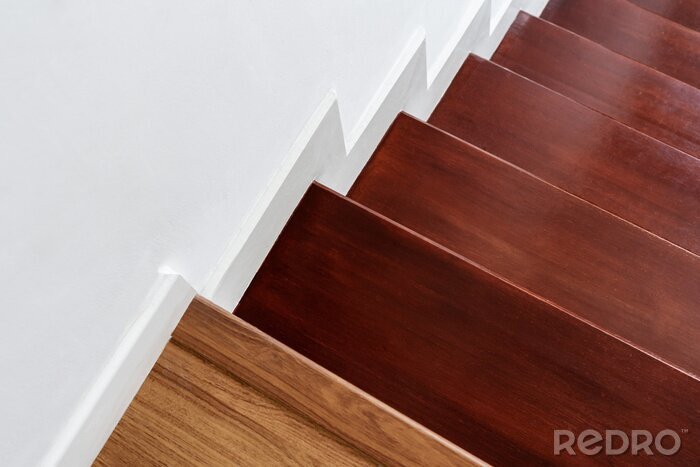 Tableau  Escaliers en bois dur et mur blanc, matériaux pour escaliers intérieurs et design d'intérieur