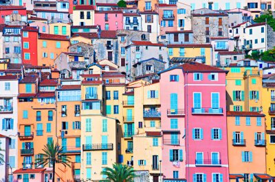Façades colorées de maisons en France