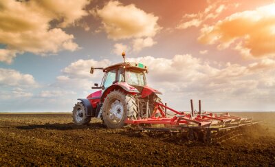 Farmer tracteur préparation des terres avec vibroculteur