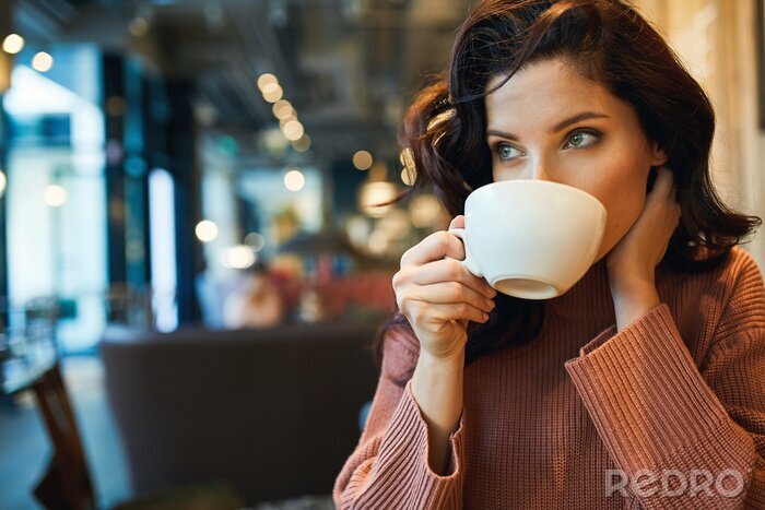 Tableau  femme buvant du café dans un café