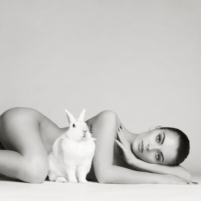 Femme et lapin blanc
