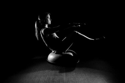 Femme faisant de l'exercice sur fond noir
