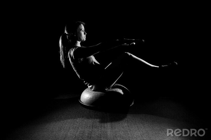 Tableau  Femme faisant de l'exercice sur fond noir