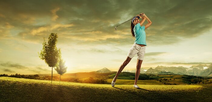 Tableau  Femme golfeur de frapper la balle sur le paysage magnifique