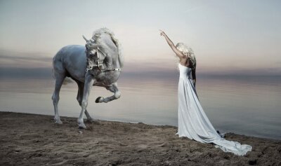 Femme sensuelle avec un cheval