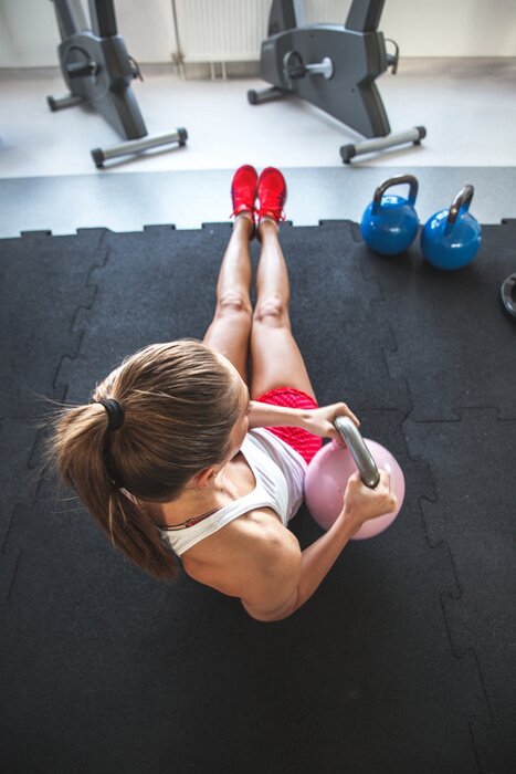 Tableau  Femme travaillant sur ses abdos avec kettlebell