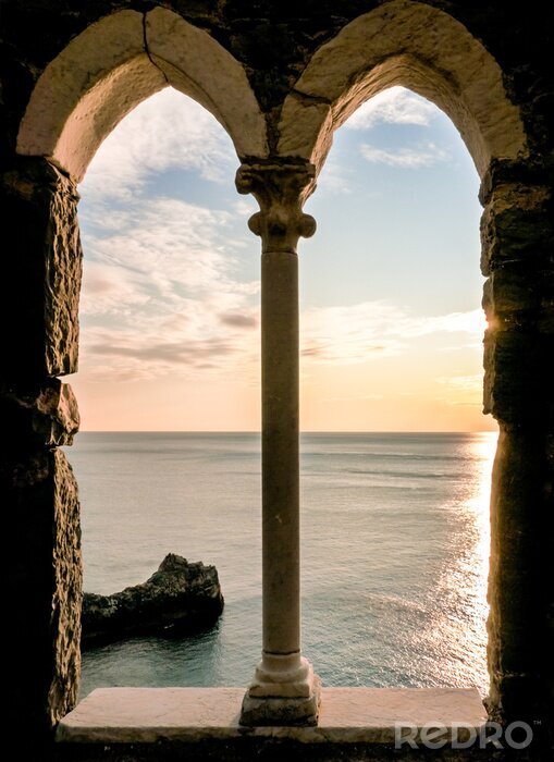 Tableau  Fenêtre avec une colonne en bord de mer