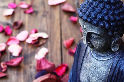 Figurine de Bouddha et pétales de rose