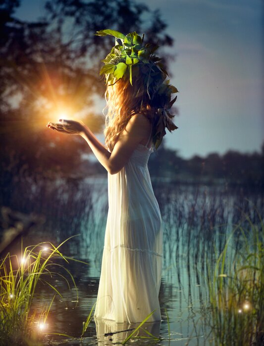 Tableau  Fille d'imagination prendre la lumière magique. Mystérieuse scène de nuit