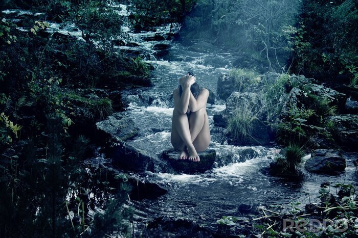 Tableau  Fille nue se trouve sur les rochers d'une rivière de montagne dans la nuit.