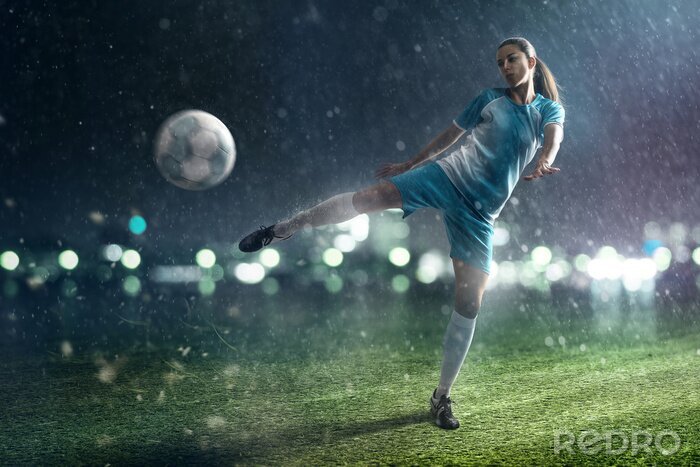 Tableau  Footballeuse sous la pluie avec un ballon