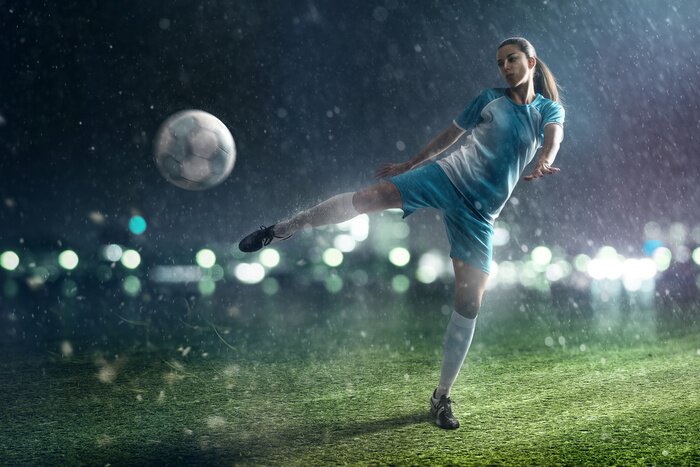 Tableau  Footballeuse sous la pluie avec un ballon
